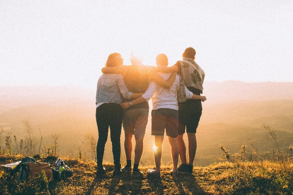 4 friends watching the sunset